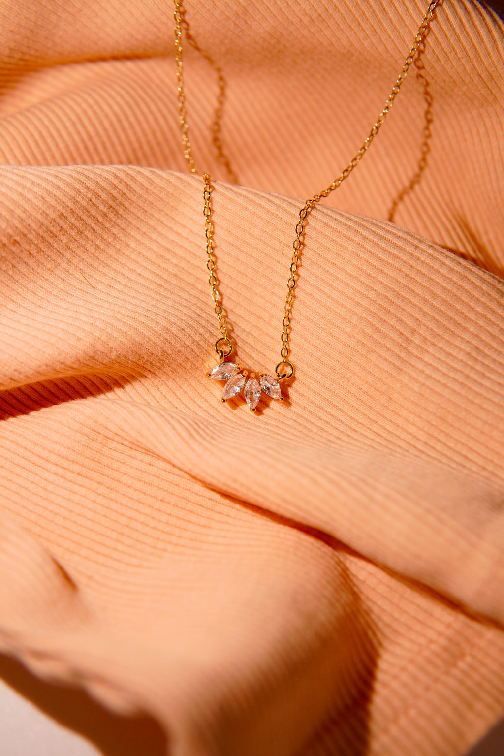 Златисто колие Aylae с 18K покритие от неръждаема стомана - Lesso бижута България