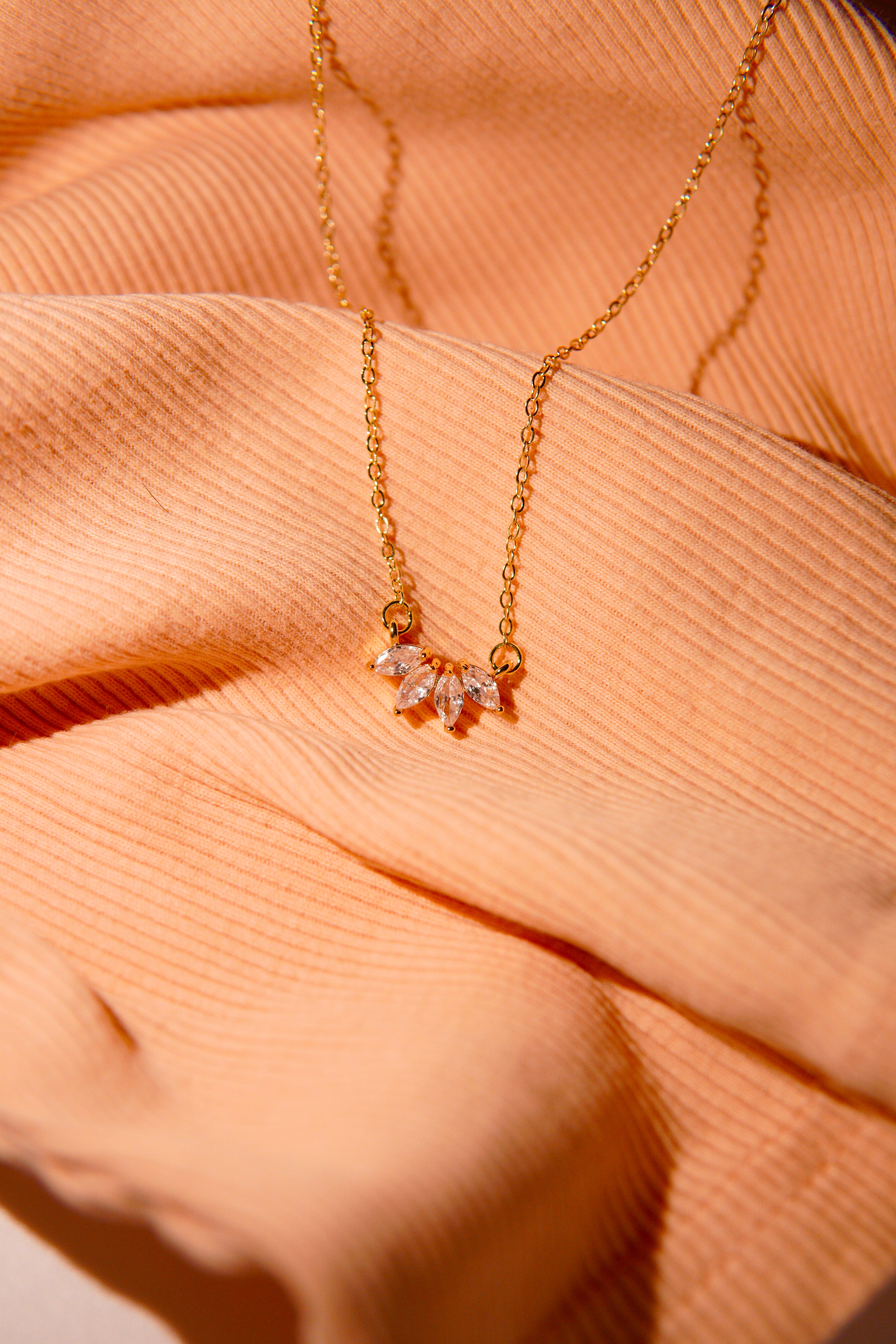 Златисто колие Aylae с 18K покритие от неръждаема стомана - Lesso бижута България